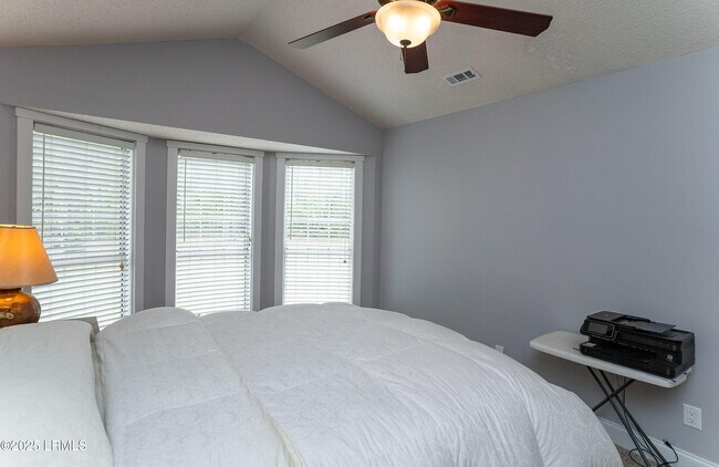 Building Photo - 18 Le Moyne Dr