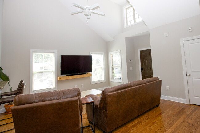 Building Photo - Charming End-Unit Townhome in Southern Pines