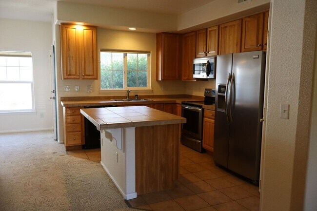 Building Photo - Spacious 2 Bed, 2.5 Bath Fort Collins Town...