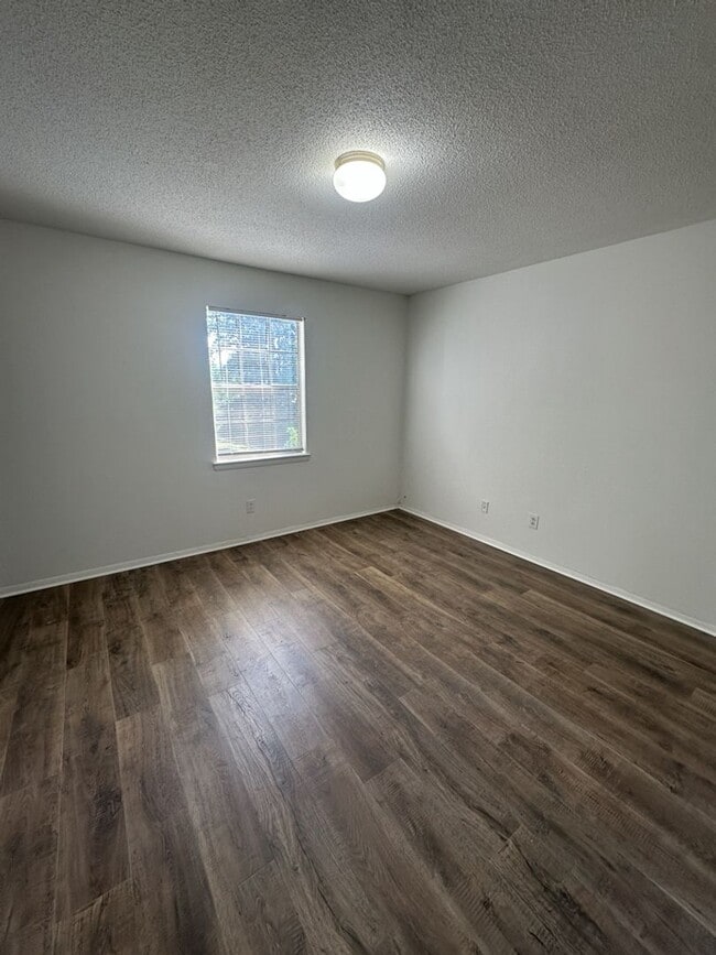 Building Photo - Freshly Renovated - 2 Bedroom | Pet Friendly