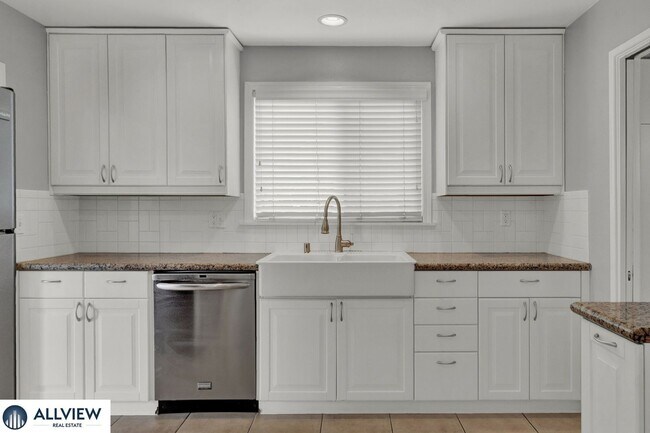 Building Photo - Serra Mesa 3 Bedroom Home with Private Yard & Oversized 2-Car Garage