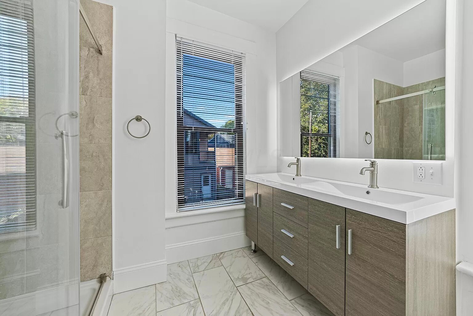 Building Photo - 854 Summit St