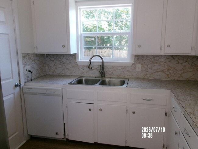 Building Photo - Very nice Home located in the Carrasland Area!