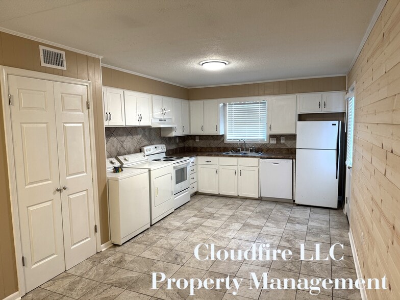 Building Photo - 213 James Cir