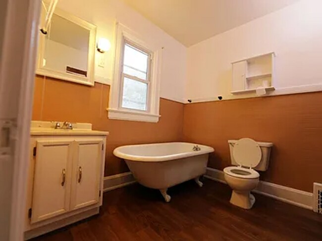 Building Photo - 910 S 25th St