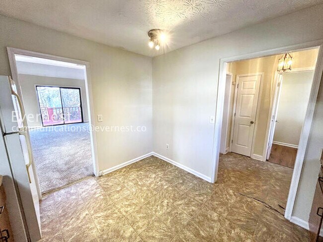 Building Photo - 2 Bed/2 Bath Home with Fenced Yard /Available now!