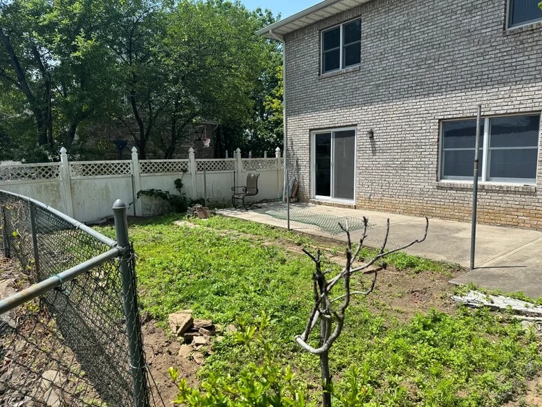 Building Photo - 20 Iroquois Rd