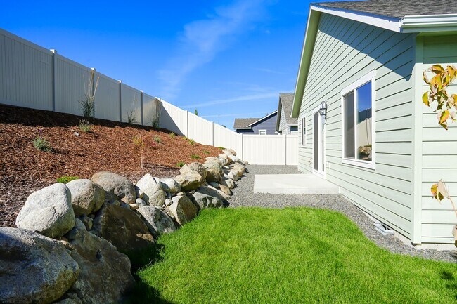 Building Photo - Great home just outside of Post Falls