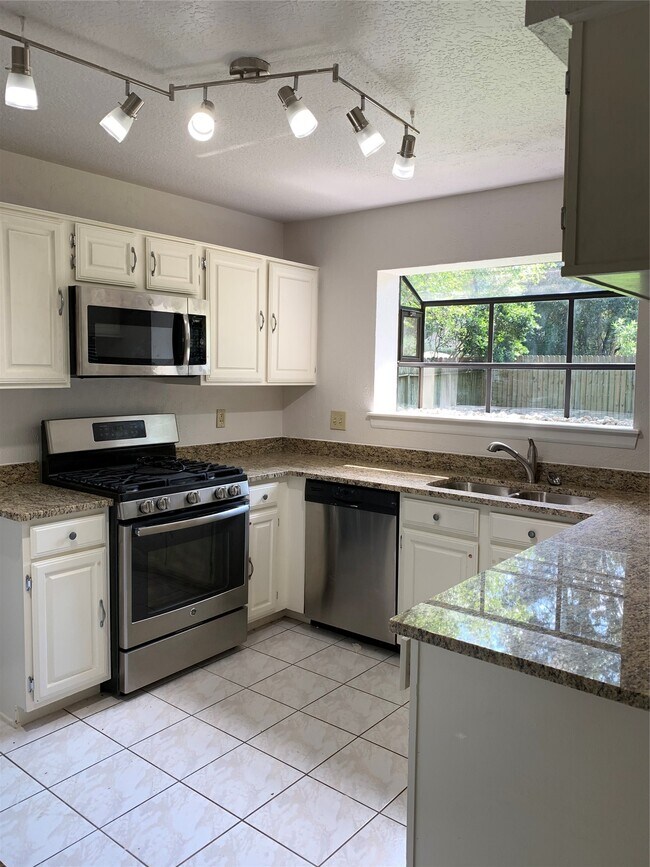 Building Photo - 3422 Creek Manor Dr