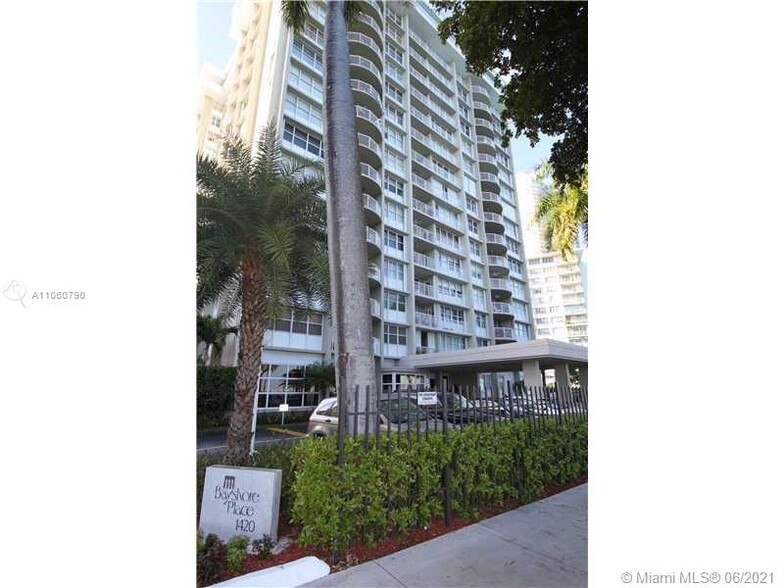 Building Photo - 1420 Brickell Bay Dr