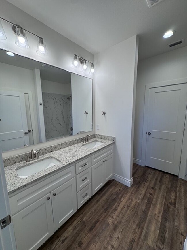 Building Photo - Sawdust Duplex