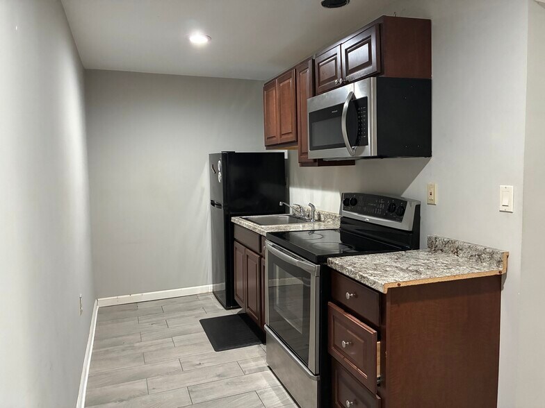 LOWER LEVEL KITCHEN - 5112 Hollywood Rd
