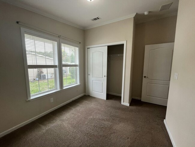 Building Photo - 115 Poinsettia Dr