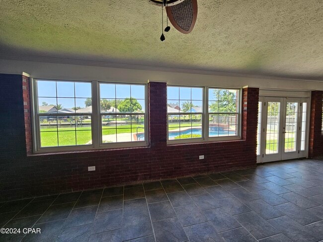 Building Photo - 2103 Coral Dr