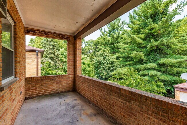 Building Photo - 1672 Llanfair Ave
