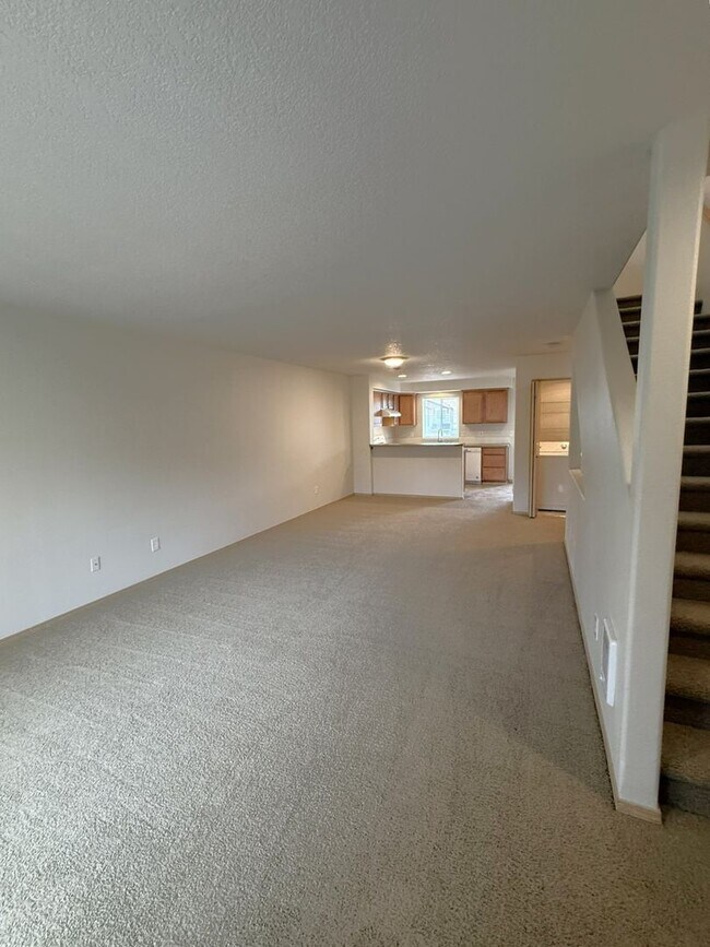 Building Photo - 3 Story ~ 3 Bed/3 Bath Townhome in Parkview Village!
