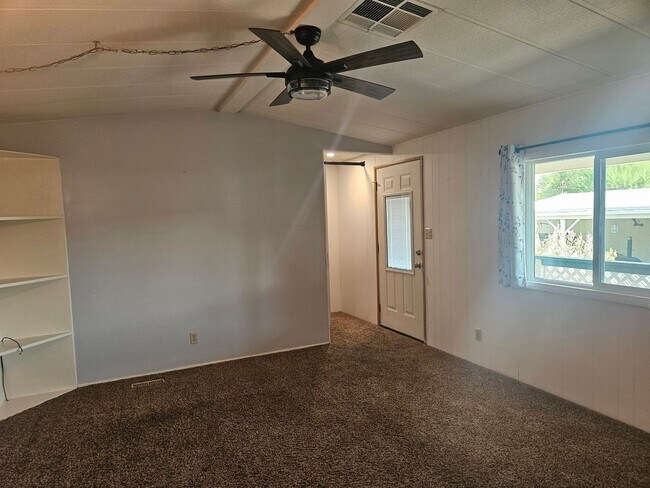 Building Photo - 2 bed/2 bath Manufactured Home in Desirabl...