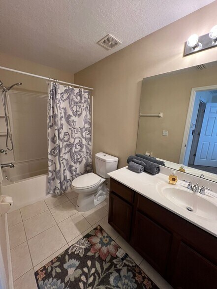 Master bathroom - 1512 Fieldview Dr