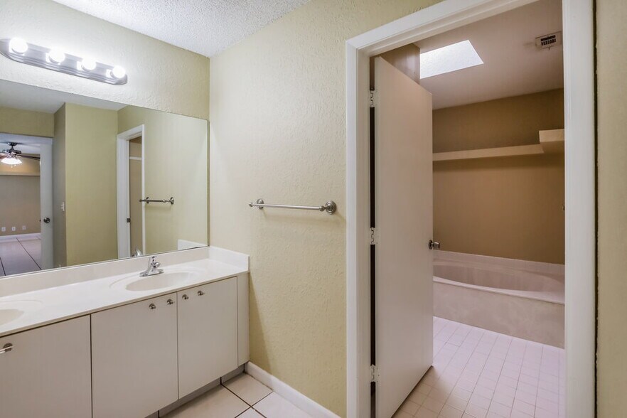Building Photo - 3275 W Buena Vista Dr