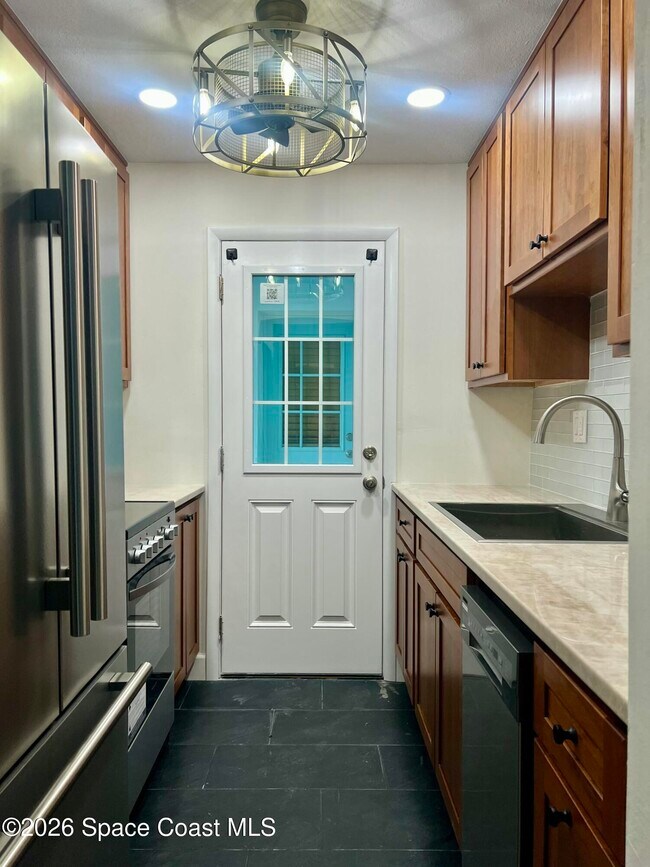 Building Photo - 351 Taylor Ave