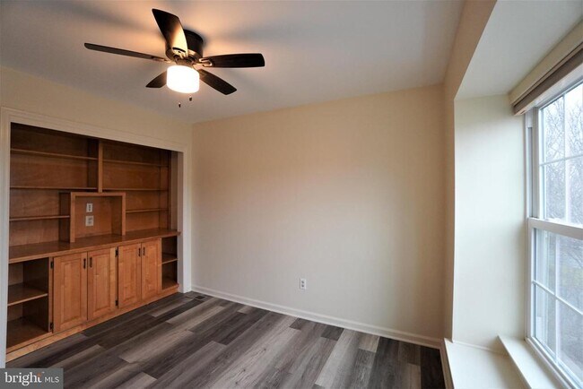 Building Photo - 458 Country Club Dr