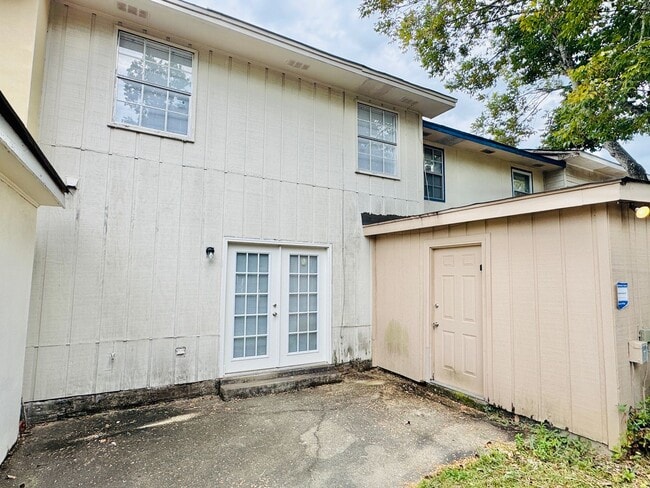 Building Photo - 3-Bedromm 2.5 bath with the Perfect Mix of...
