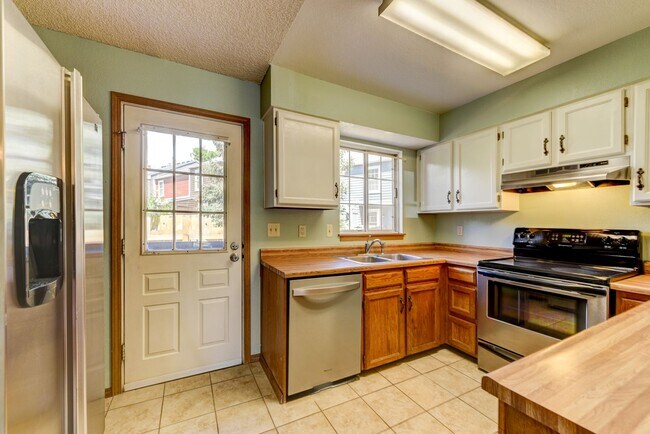 Building Photo - Beautiful 2 bed 2 bath townhome with carport in desirable Hearthwood Neighborhood With Pool!!