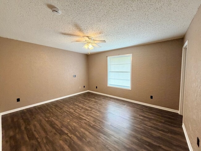 Building Photo - Don't miss out! Large 2/2 apartment