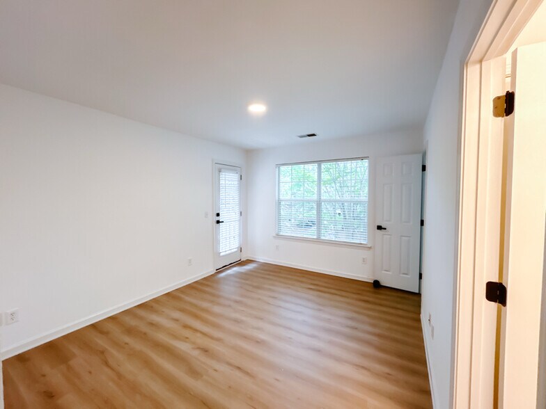 Building Photo - 215 Dillard Mill Dr