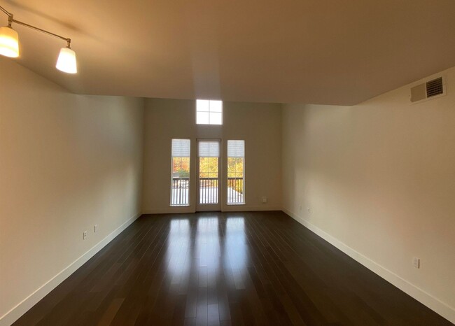 Building Photo - Gorgeous Top Floor Condo Located in Downto...