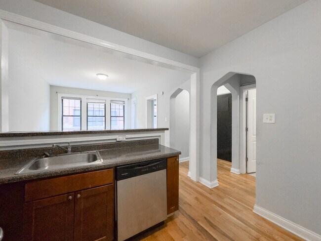 Building Photo - 4424 N Wolcott Ave