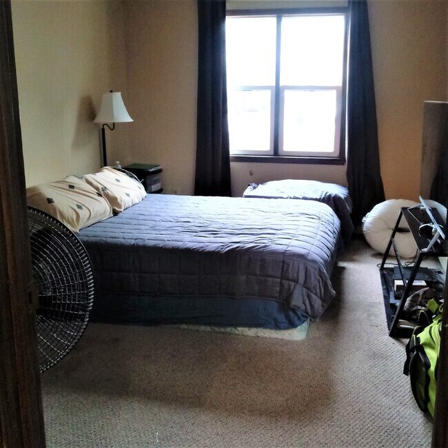 Building Photo - Large 2 Bed 2 Bath Heat & Water Inc-Neenah