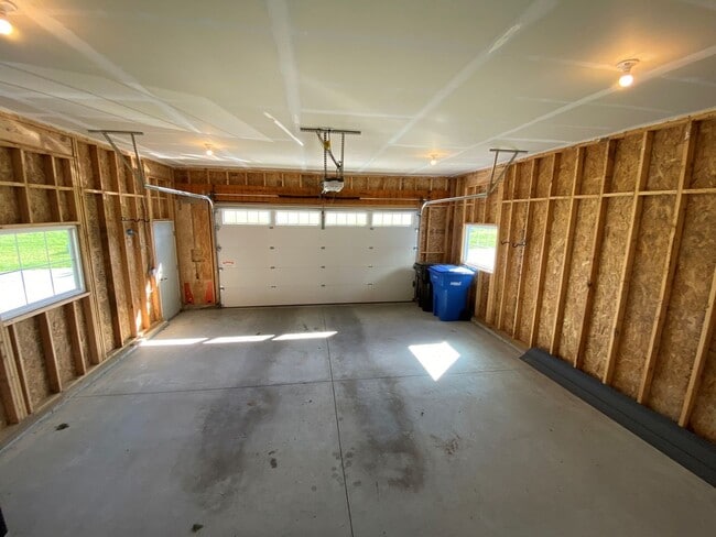 Building Photo - 4 bed, 3.5 Bath Single Family Home (Middle...
