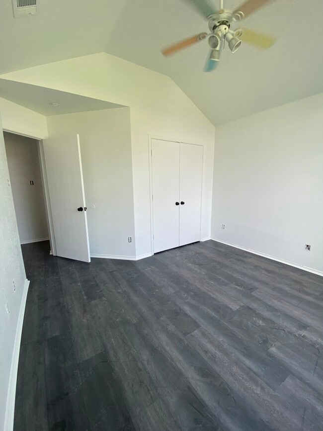 Building Photo - 3017 Hillsdale Ave