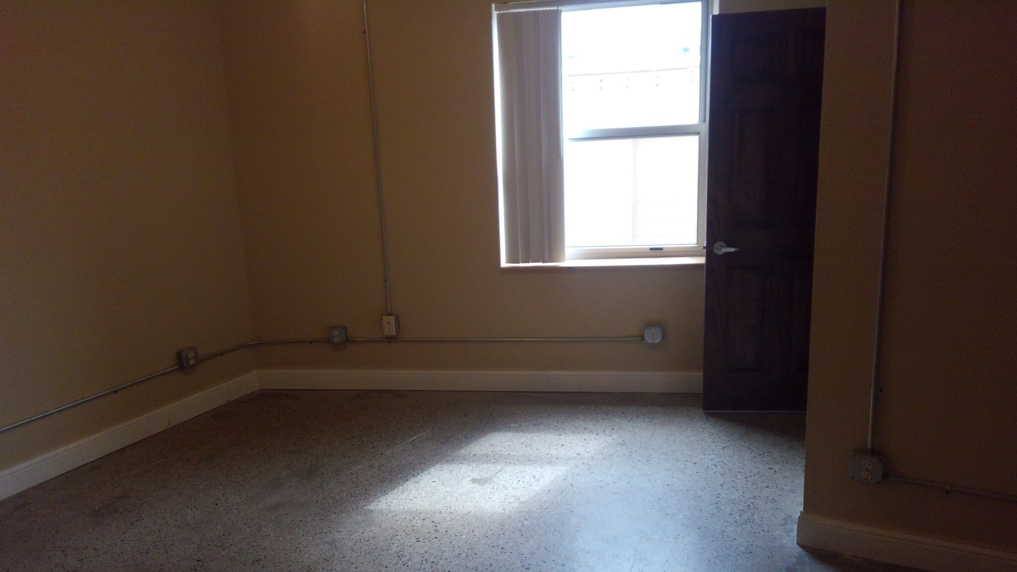 Building Photo - 547 E Grand River Ave