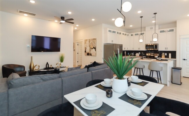 Building Photo - 4902 Higgins St