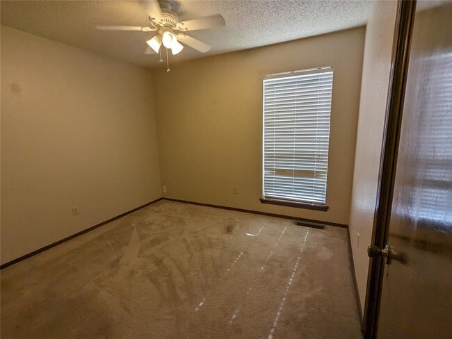 Building Photo - 2116 Oakvista Cir