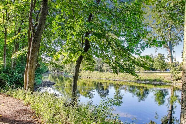 Building Photo - 534 River Front Cir