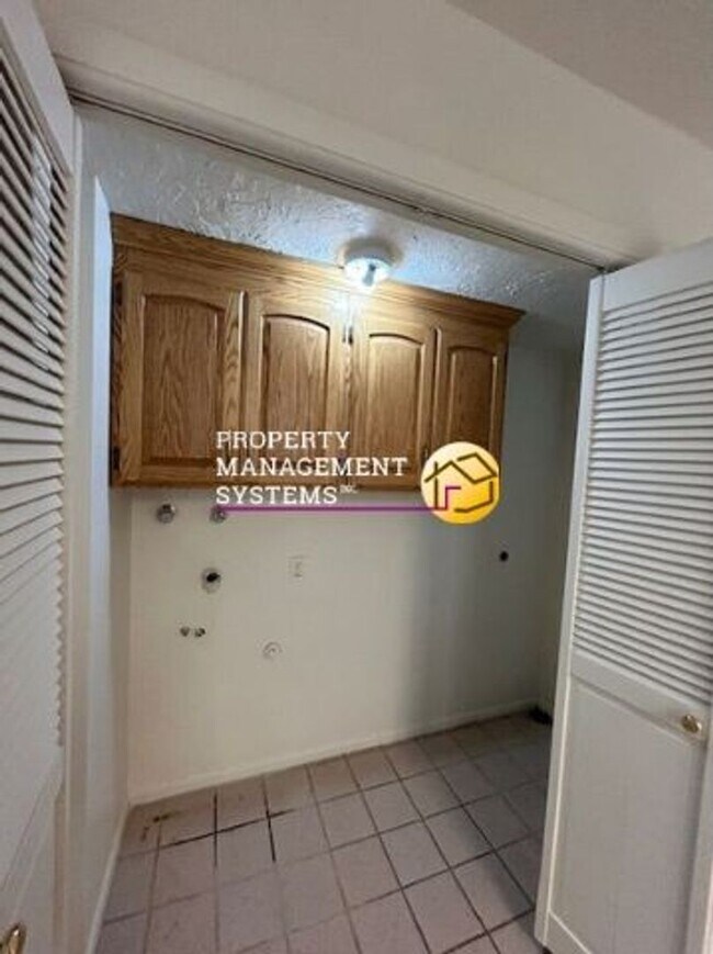 Building Photo - 3 Bedroom Twin Home in Sandy