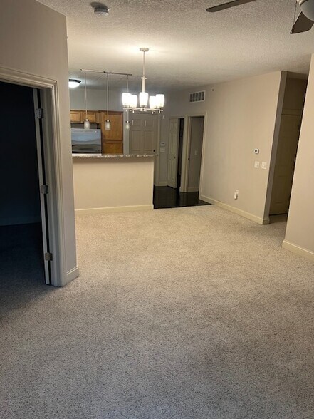 Living Room - 605 Grandview Ct