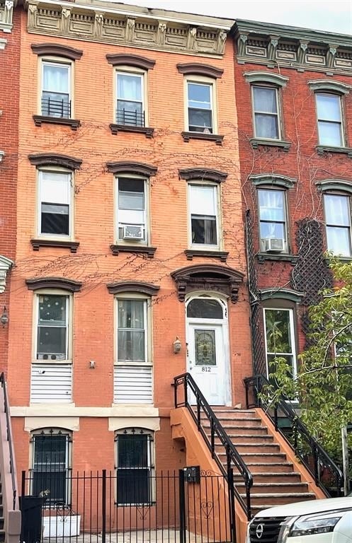 Building Photo - 812 Grand St