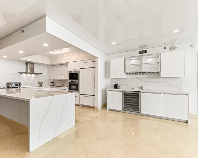 Building Photo - 101 S Fort Lauderdale Beach Blvd