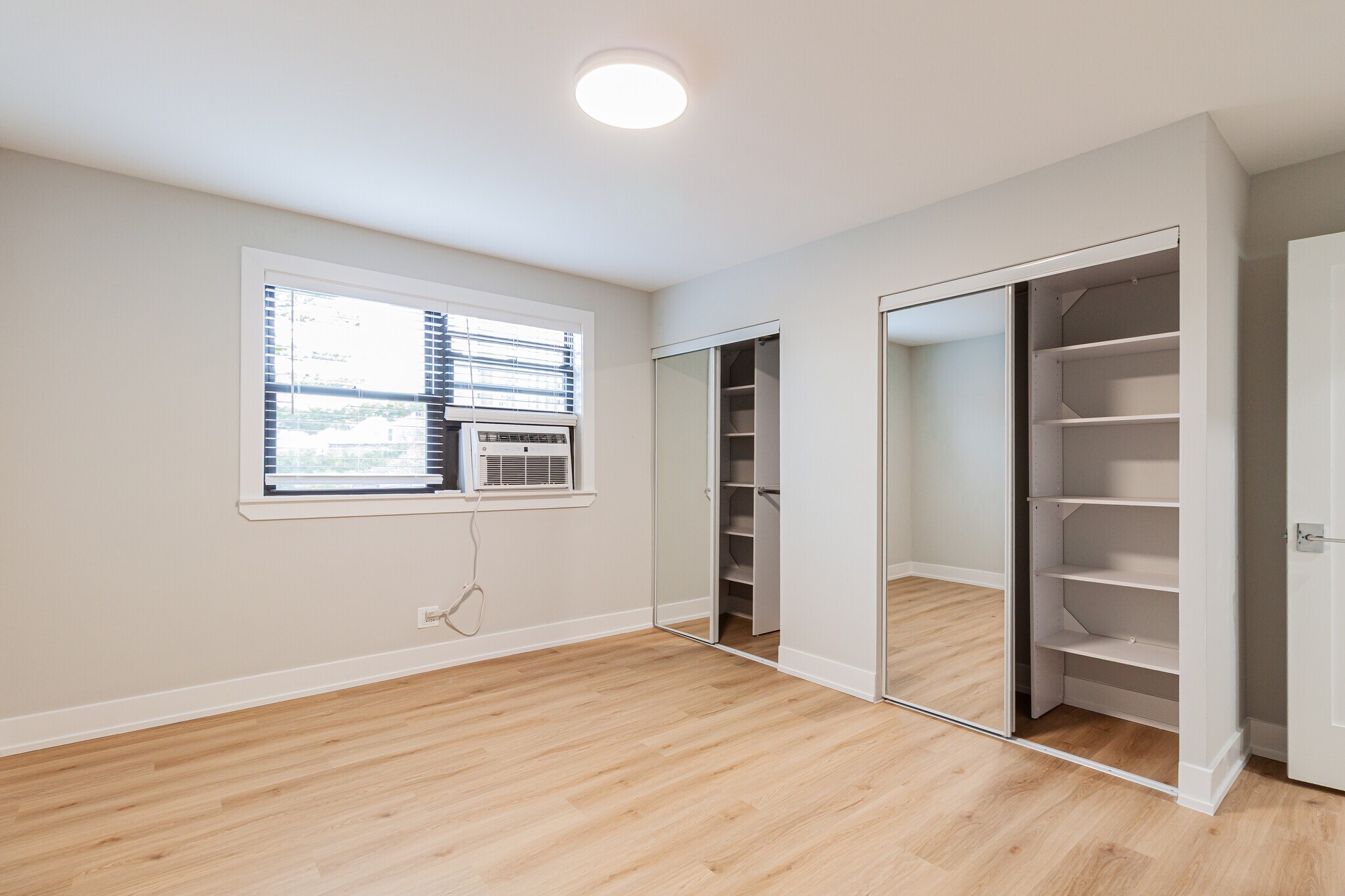 Building Photo - 520 W Aldine Ave