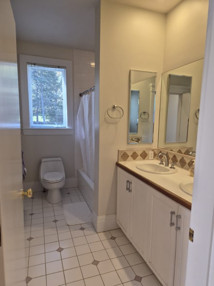 Building Photo - 423 Concord Rd