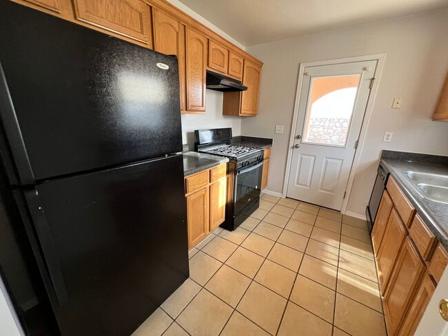 Building Photo - PRICED TO RENT QUICKLY !!