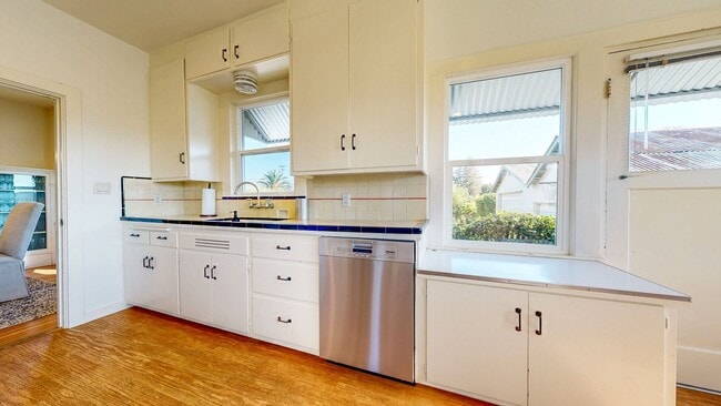 Building Photo - Charming 2 bedroom 1.5 bath plus office ho...