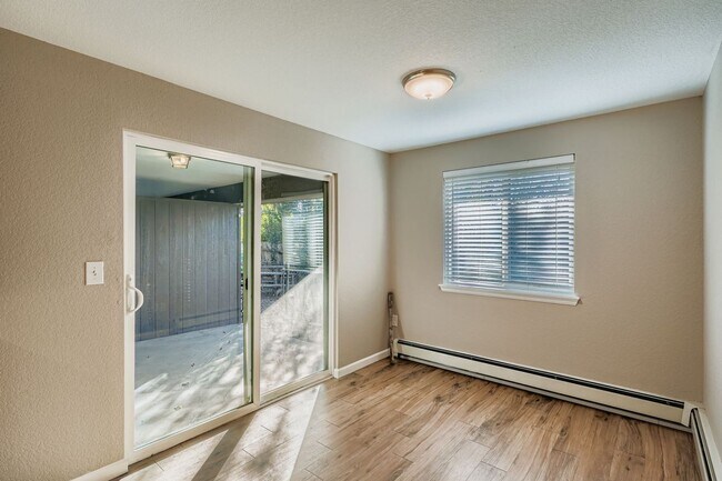 Building Photo - 4 Bed 2.5 Bath Duplex with Private Fenced ...