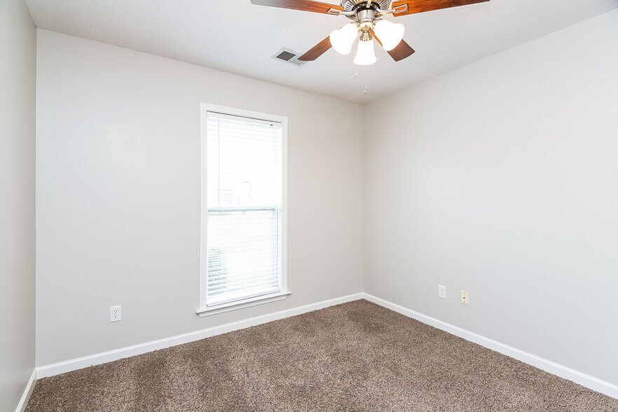 Building Photo - 1597 Far Dr