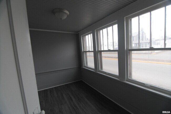 Building Photo - 1124 18th Ave