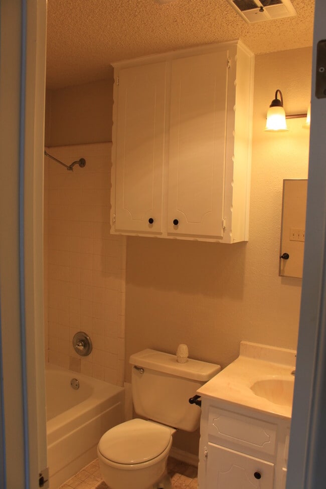 Building Photo - Updated 3/2/1 Great location for TTU/LCU/Medical District - Available AUGUST